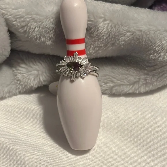 Elegant Silver Ring with Gemstone - Picture 1 of 6